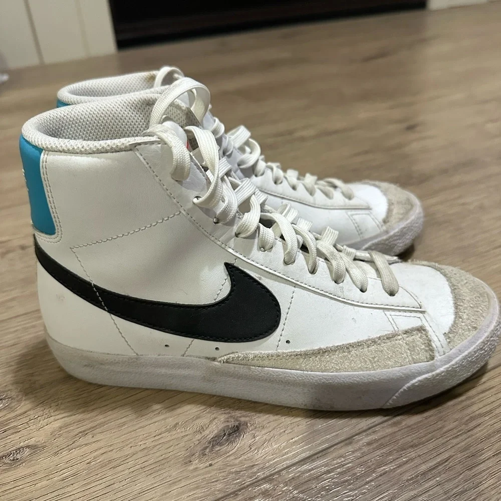 Nike Blazer mid ‘77 White and Black Sneakers with Blue Accent boys youth size 5